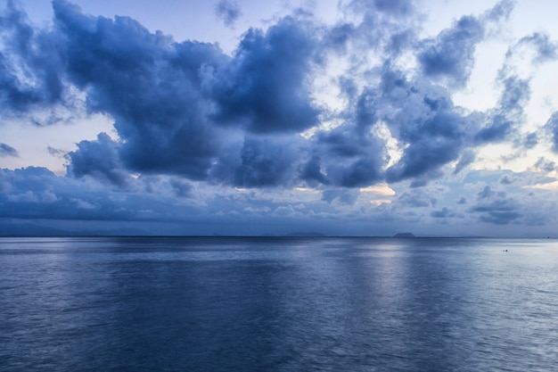 Ciel avec nuages d&#39;orage bleus