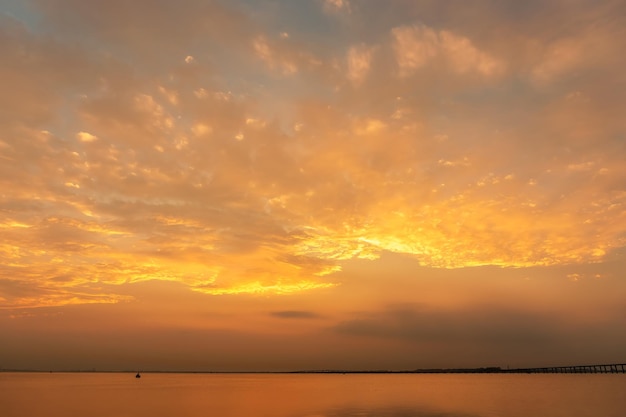 Ciel nuages paysages naturels lorsque le coucher du soleil en plein air au crépuscule