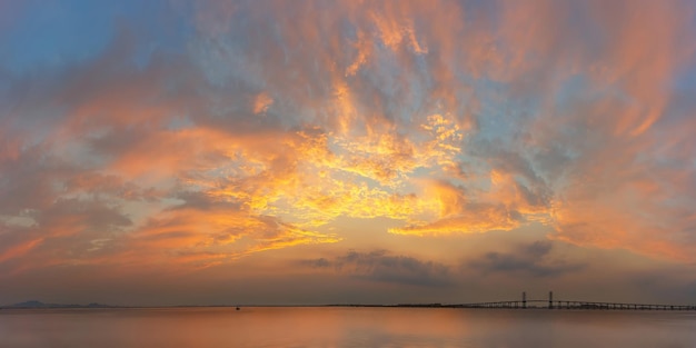 Ciel nuages paysages naturels lorsque le coucher du soleil en plein air au crépuscule