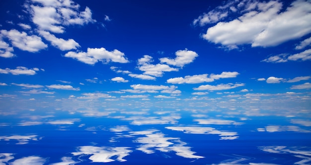 Ciel et nuages se reflétant dans l'eau