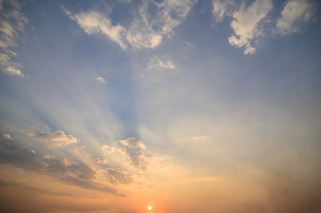 Le ciel et les nuages le soir