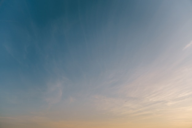 Ciel avec nuages et soleil