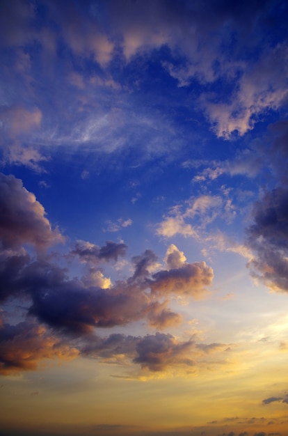 Ciel avec nuages et soleil