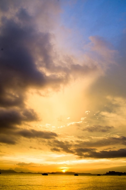 ciel avec des nuages ​​et le soleil