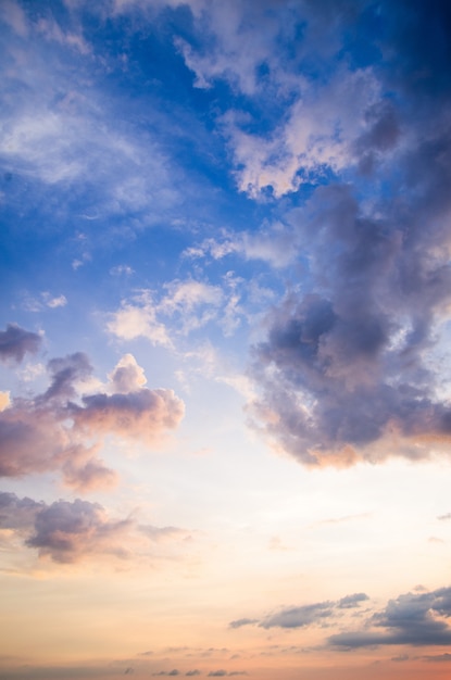 Ciel avec nuages et soleil