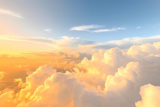 Ciel avec nuages et teintes jaunes