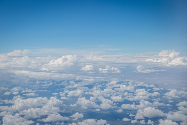 ciel et nuages ​​vue du fond de plan