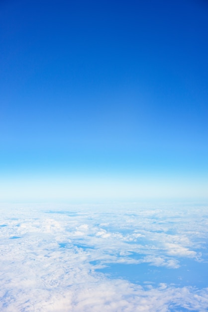 Ciel et nuages vus de la fenêtre d'un avion