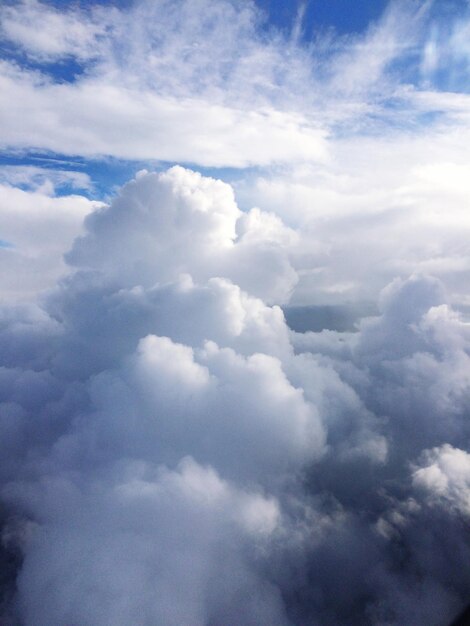 Ciel nuageux au-dessus des nuages