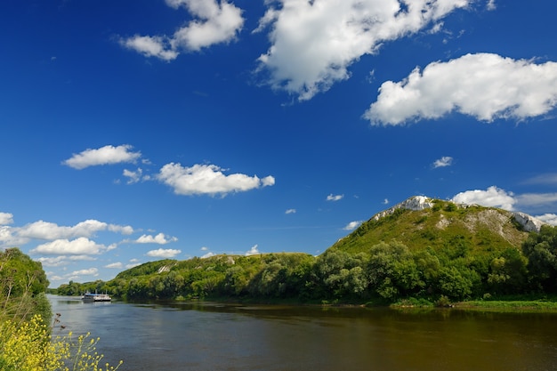 Ciel nuageux au-dessus de la rivière à la montagne