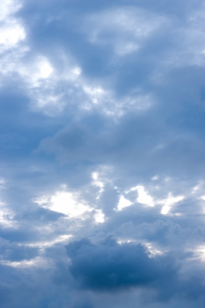 Ciel nuageux bleu-foncé avant la vue verticale de pluie