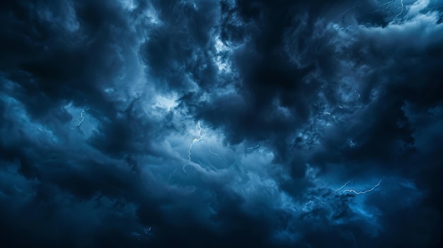 Un ciel nuageux bleu foncé spectaculaire Skyoverlays Un ciel spectaculaire et des éclairs Un mauvais temps avec des nuages sombres De la pluie et des orages dans un ciel spectaculaire