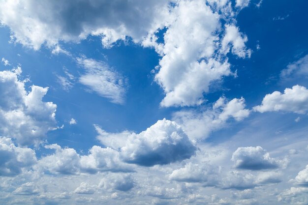 Ciel nuageux Ciel bleu et nuages blancs à l'arrière-plan