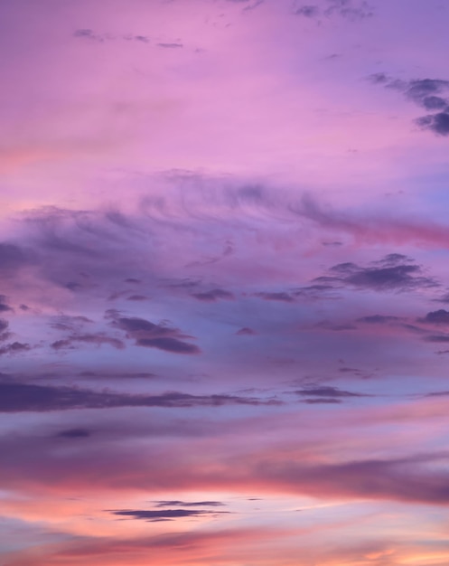 Ciel nuageux coloré au coucher du soleil avec dégradé de couleur rose bleu et orange