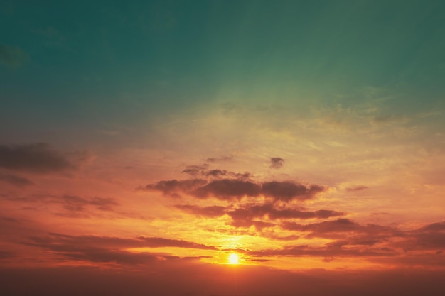 Ciel nuageux coloré au coucher du soleil