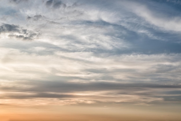 Ciel nuageux du soir au-dessus de la mer en été