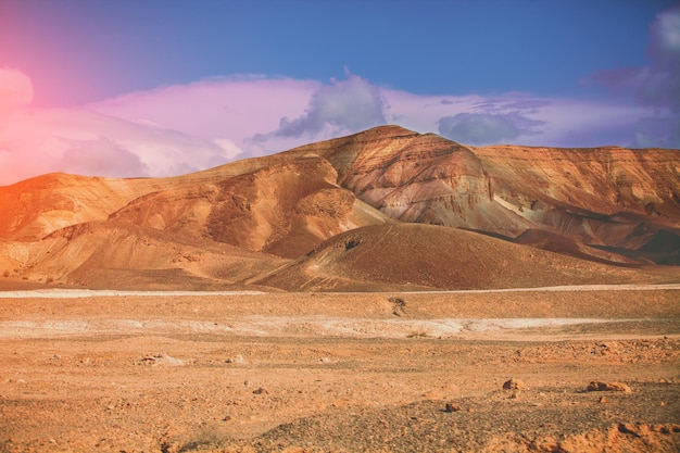 Ciel nuageux du soir sur le désert de montagne désert du Néguev en Israël au coucher du soleil