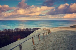 Ciel nuageux sur la dune de parnidis en automne neringa lituanie