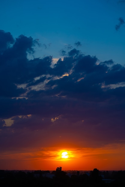 Ciel nuageux lourd au coucher du soleil. Un paysage d'une nature magnifique.