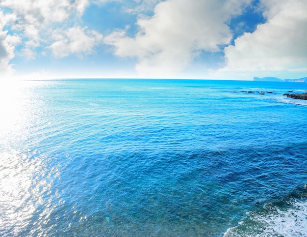 Ciel nuageux sur la mer bleue d'Alghero Sardaigne