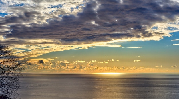 Ciel nuageux sur la mer de Trieste au coucher du soleil