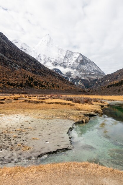 Ciel nuageux de montagne enneigée