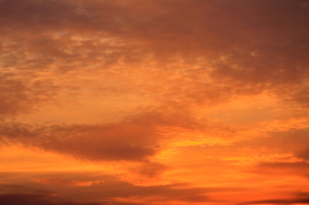 Ciel nuageux orange ardent au coucher du soleil