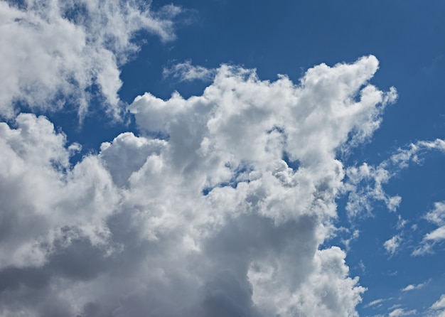 Le ciel nuageux pendant la journée