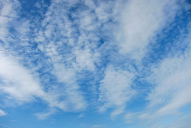 Ciel nuageux en plein jour