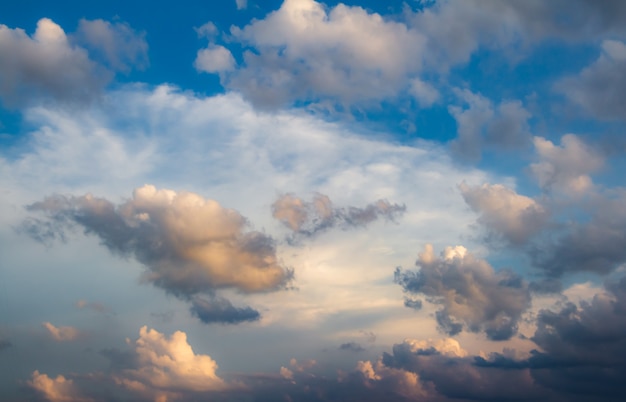 Ciel nuageux en saison des pluies