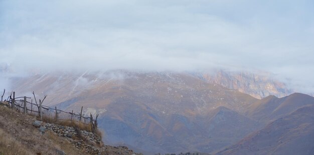 Photo ciel nuageux, sommets de montagnes couverts de brouillard le matin, montagnes du caucase, haute balcarie