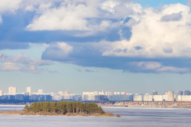 Ciel nuageux sur la ville