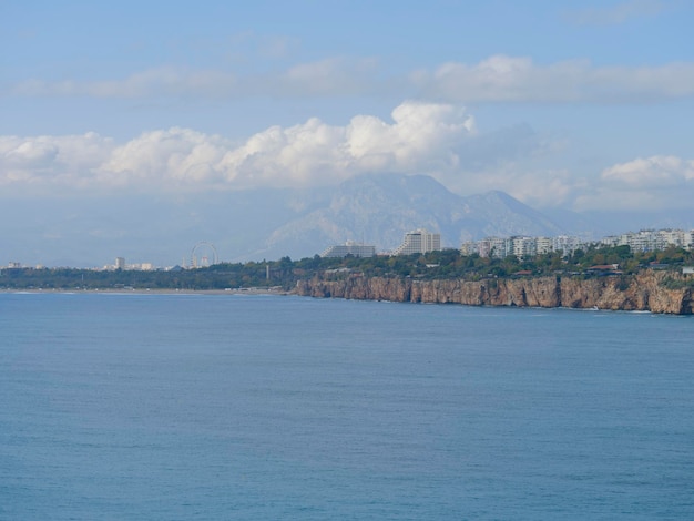 Ciel nuageux et vue sur la ville côtière