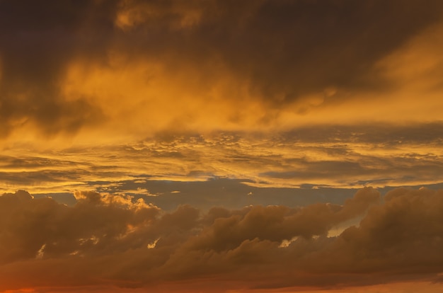 Ciel d&#39;or dramatique sur fond de lever de soleil