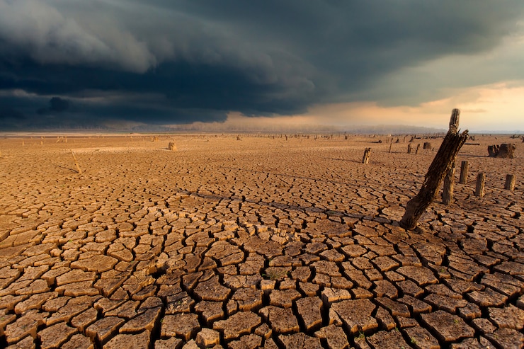 Photo ciel d'orage ciel nuages de pluie terre sèche craquelée