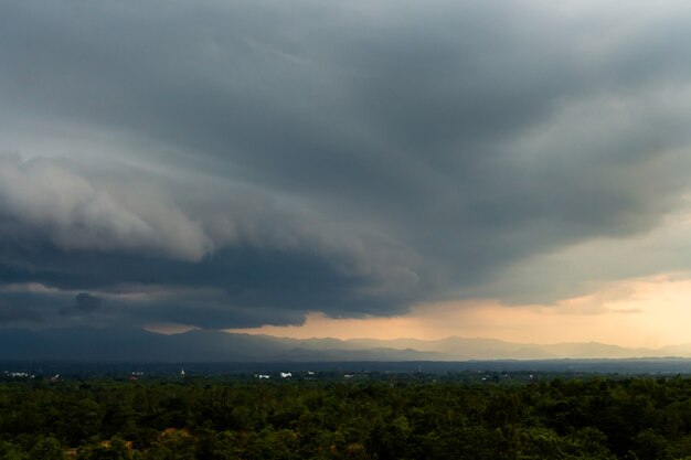 Ciel d'orage nuages de pluie