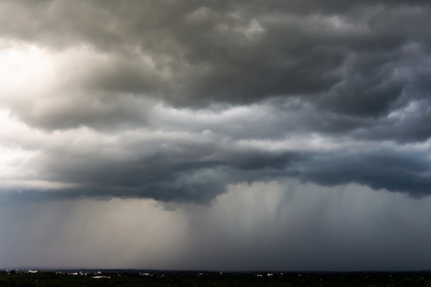 Ciel d'orage nuages de pluie