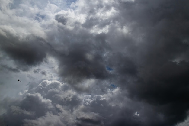 Ciel d'orage sombre. Nuages pluvieux sombres. Météo Couverte