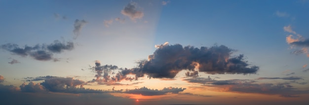 Ciel orageux dramatique. Nuages de pluie du matin et rayons de soleil. Fond naturel.