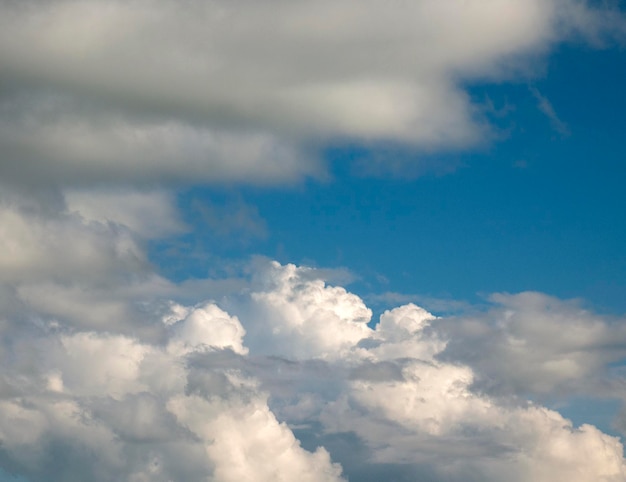 Ciel orageux avec des nuages blancs et gris en arrière-plan