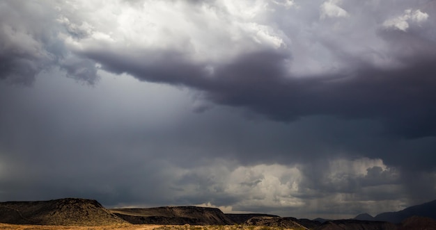 Un ciel orageux avec des nuages cumulés et de la pluie