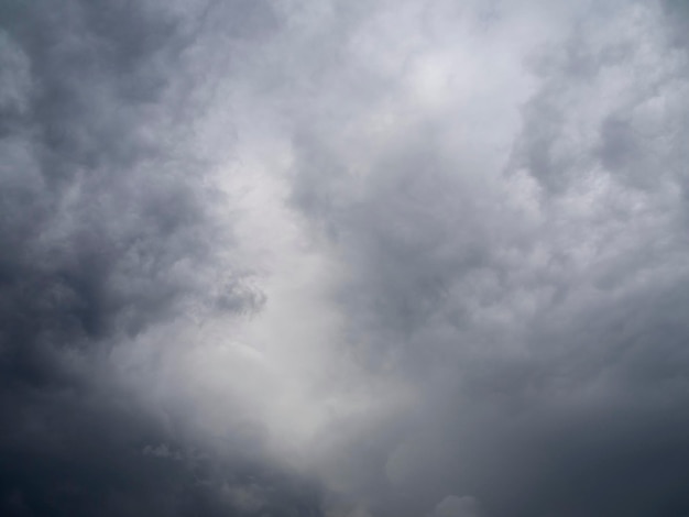 Ciel orageux avec des nuages noirs en Grèce