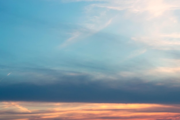 Ciel orange et bleu au coucher du soleil