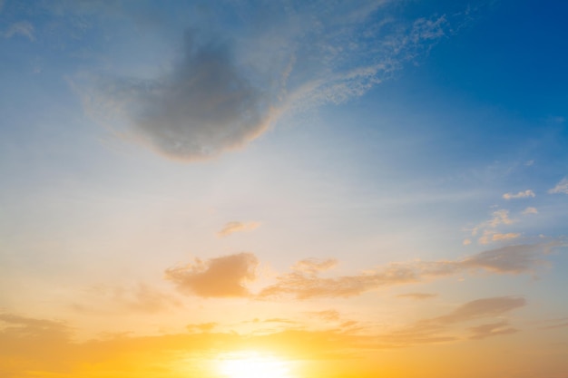 ciel orange et fond de nuagesContexte de concept de ciel coloré coucher de soleil incroyable avec crépuscule