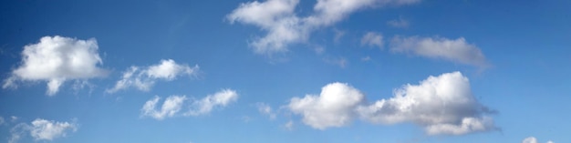 Ciel panoramique avec des nuages un jour ensoleillé