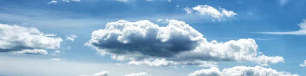 Photo ciel panoramique avec des nuages un jour ensoleillé