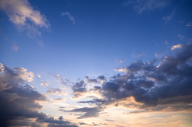 Ciel panoramique et soleil le soir