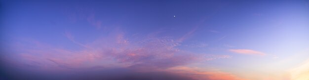 Ciel panoramique et soleil le soir