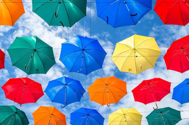 Le ciel des parapluies colorés. Rue avec des parapluies.