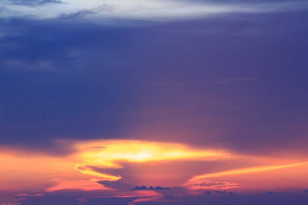 Ciel pastel romantique au crépuscule